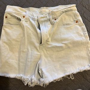 Women’s high rise Levi shorts